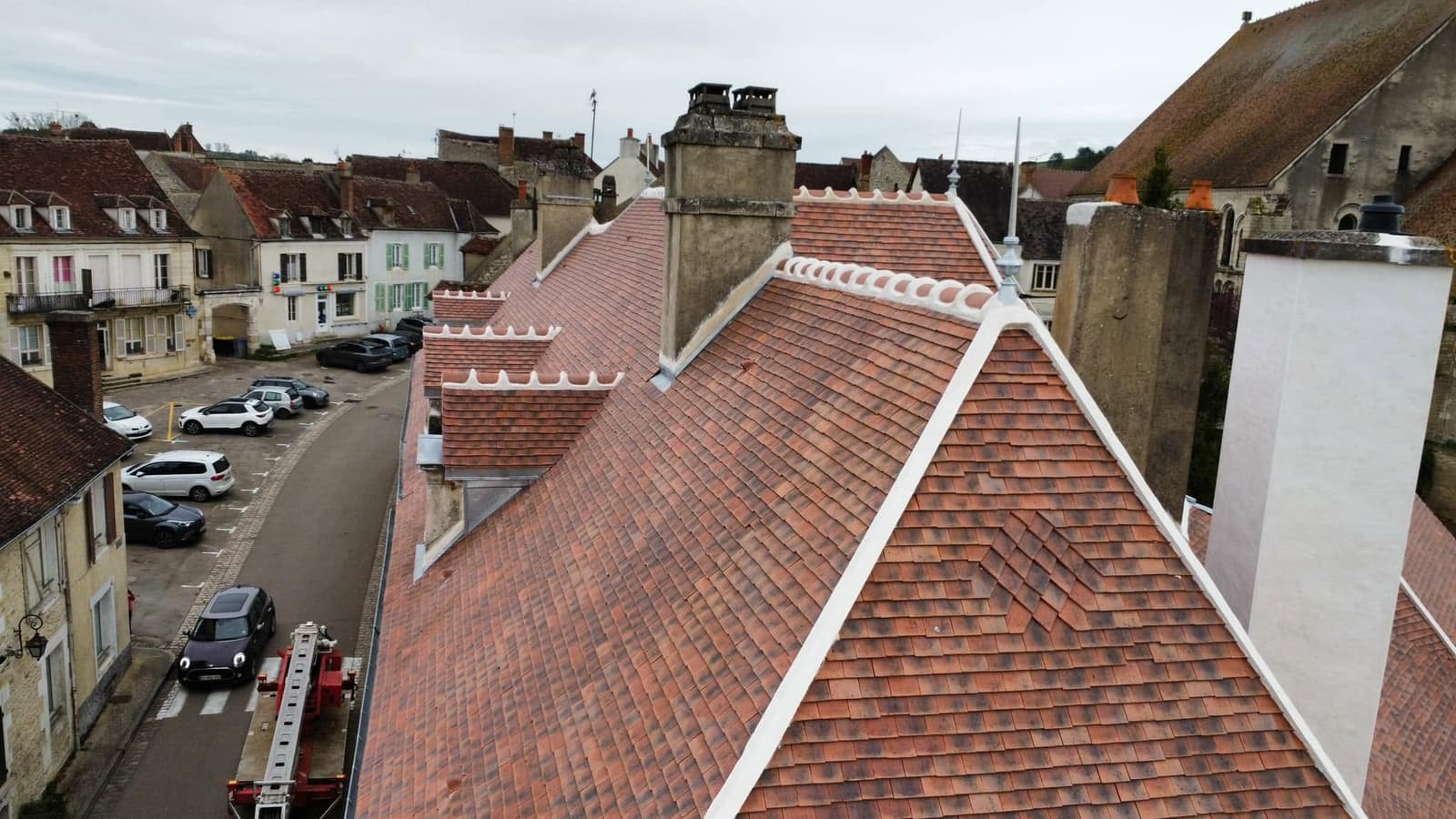 Toiture de la Caisse d’Épargne de Vermenton, par MS Couverture Zinguerie, vue 8 sur 13
