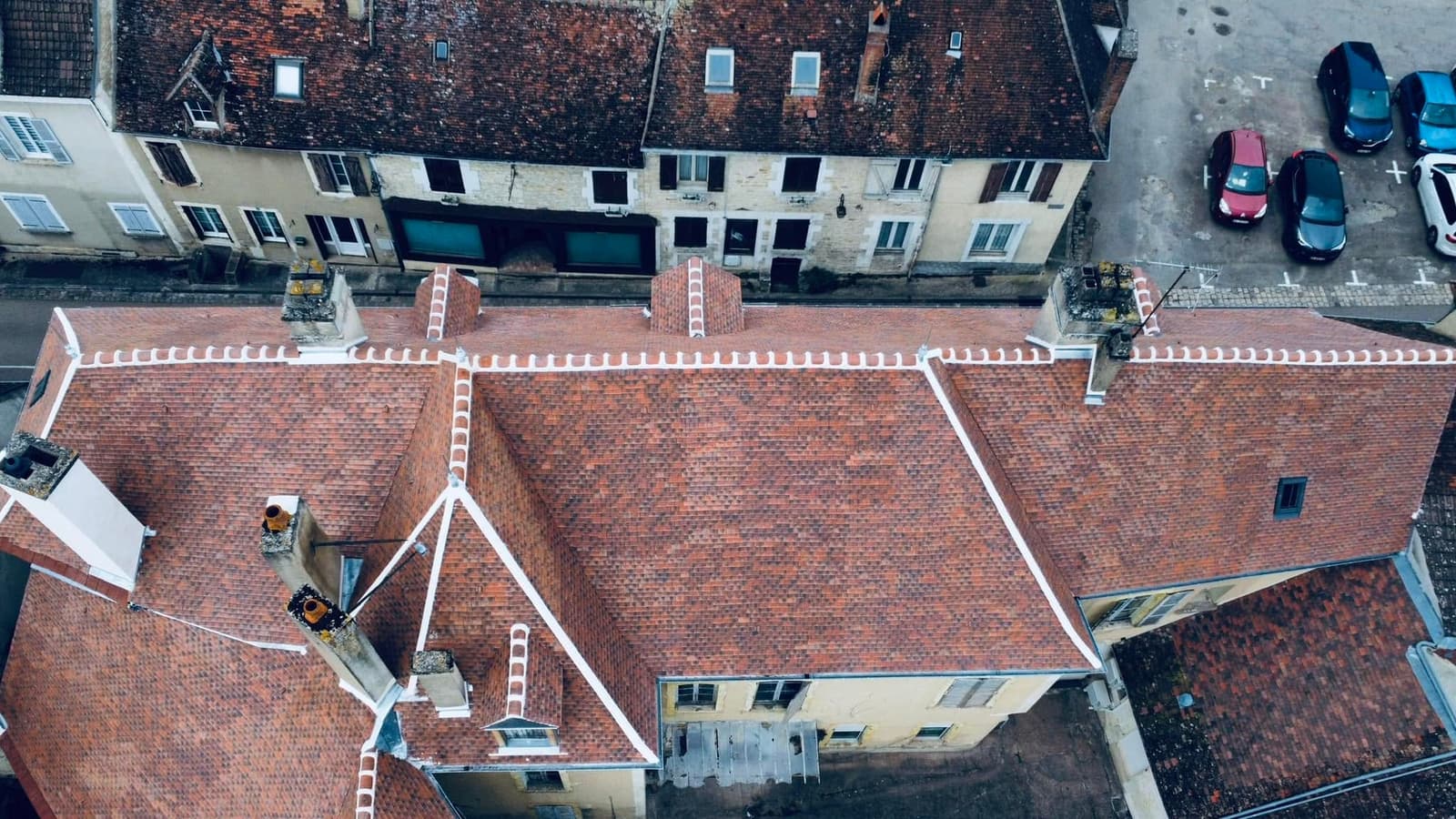 Toiture de la Caisse d’Épargne de Vermenton, par MS Couverture Zinguerie, vue 9 sur 13