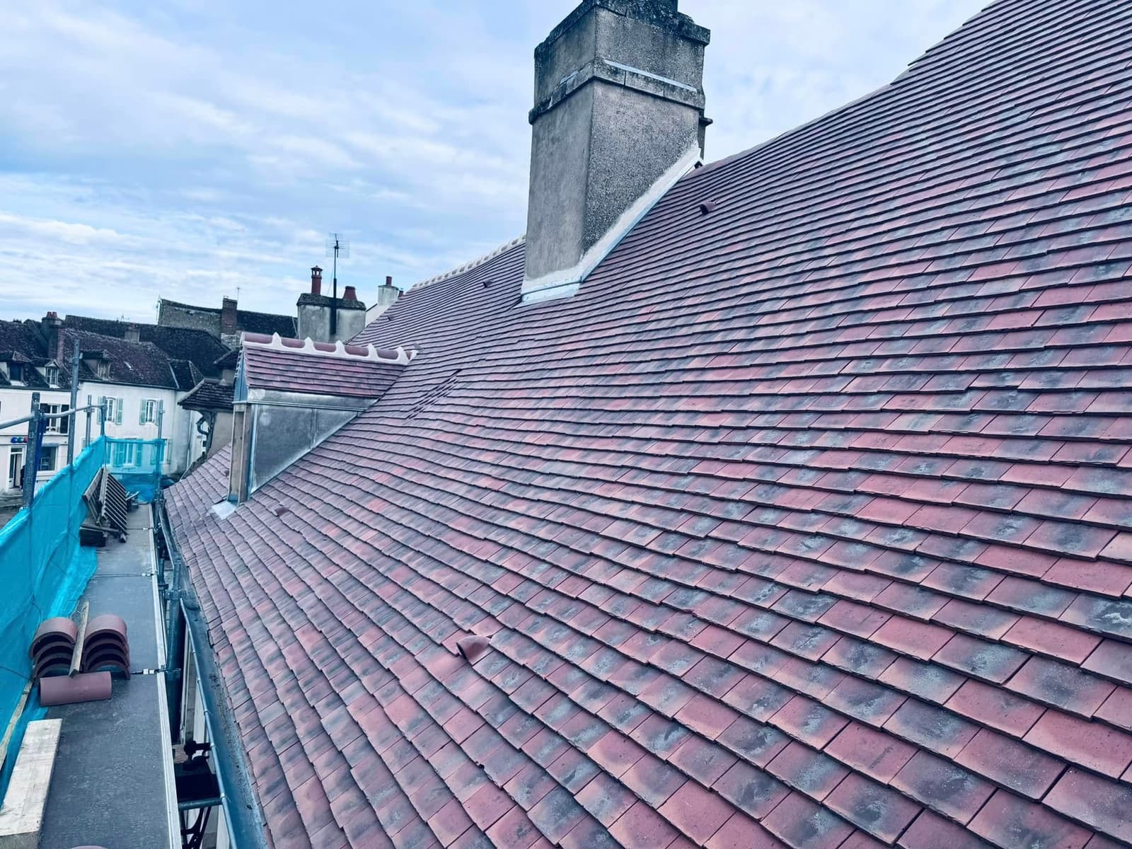 Toiture de la Caisse d’Épargne de Vermenton, par MS Couverture Zinguerie, vue 12 sur 13