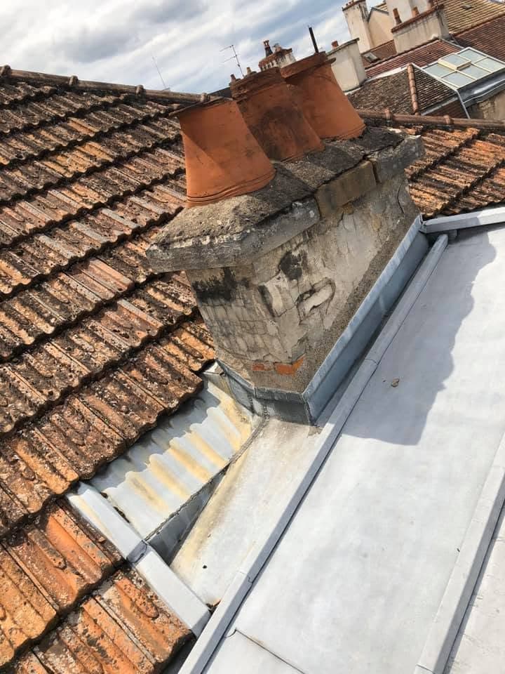 Toiture joint debout anthracite en centre-ville de Dijon, par MS Couverture Zinguerie, vue 2 sur 11