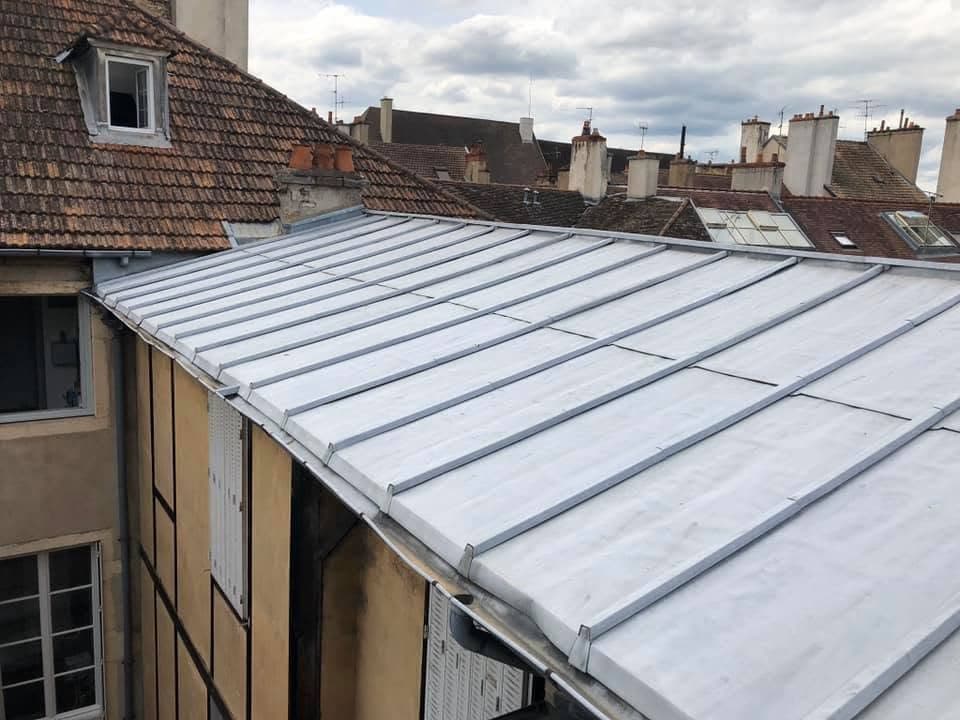 Toiture joint debout anthracite en centre-ville de Dijon, par MS Couverture Zinguerie, vue 3 sur 11