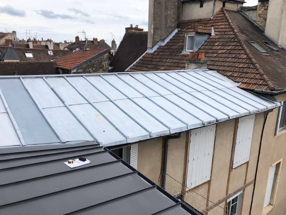 Toiture joint debout anthracite en centre-ville de Dijon, par MS Couverture Zinguerie, vue 4 sur 11
