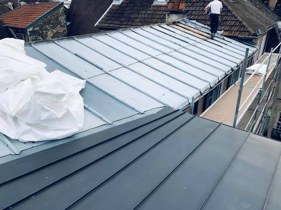 Toiture joint debout anthracite en centre-ville de Dijon, par MS Couverture Zinguerie, vue 6 sur 11