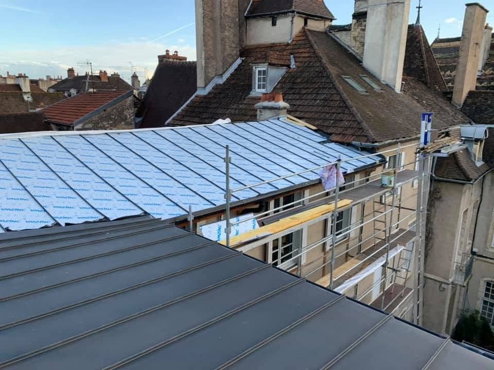 Toiture joint debout anthracite en centre-ville de Dijon, par MS Couverture Zinguerie, vue 8 sur 11