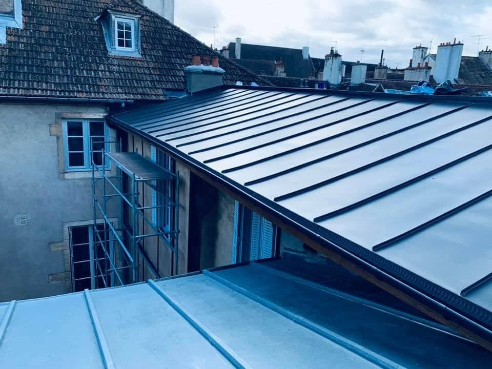 Toiture joint debout anthracite en centre-ville de Dijon, par MS Couverture Zinguerie, vue 9 sur 11