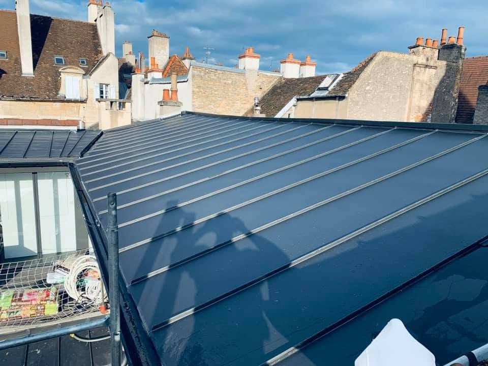Toiture joint debout anthracite en centre-ville de Dijon, par MS Couverture Zinguerie, vue 10 sur 11
