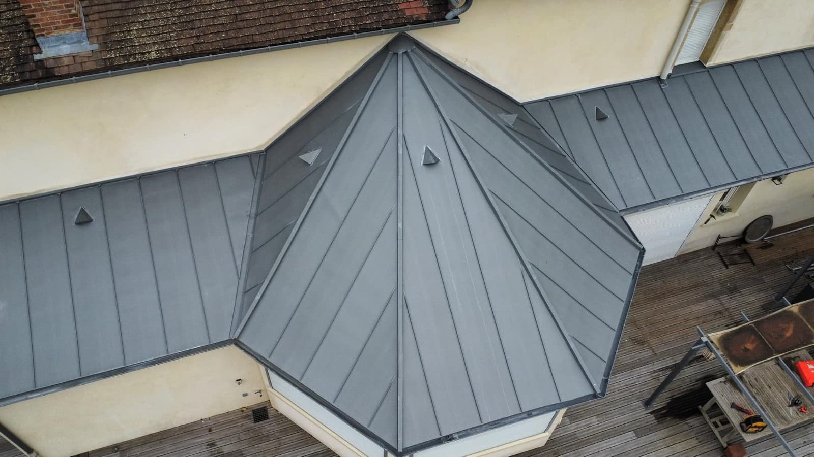 Toiture zinc joint debout quartz à Fleurey-sur-Ouche, par MS Couverture Zinguerie, vue 3 sur 8