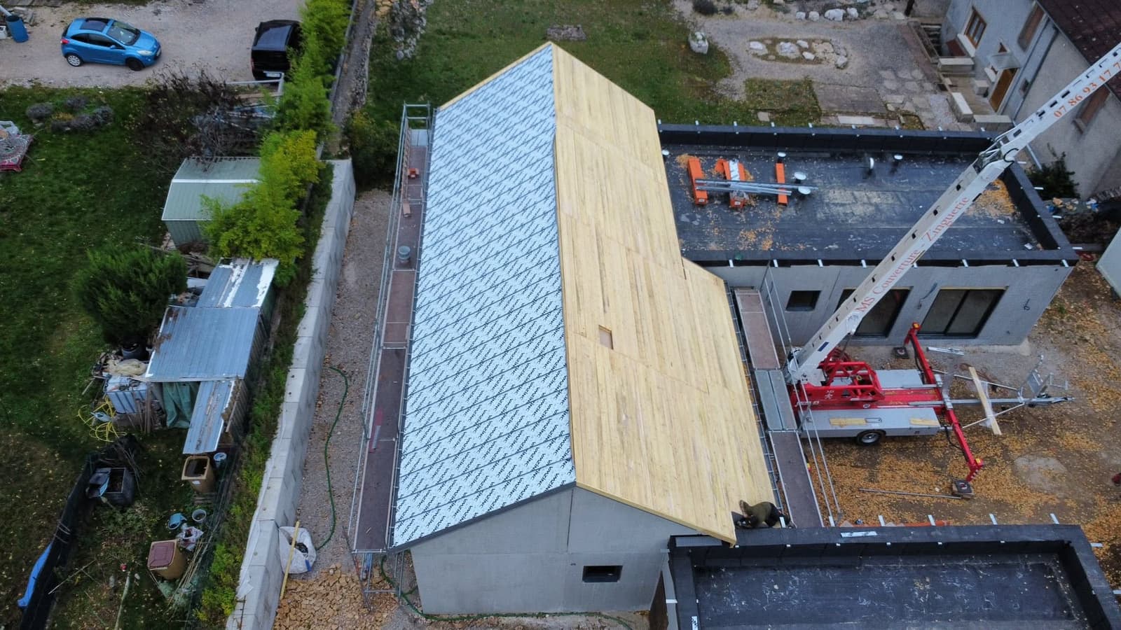 Toiture zinc joint debout quartz à Lantenay, par MS Couverture Zinguerie, vue 7 sur 11
