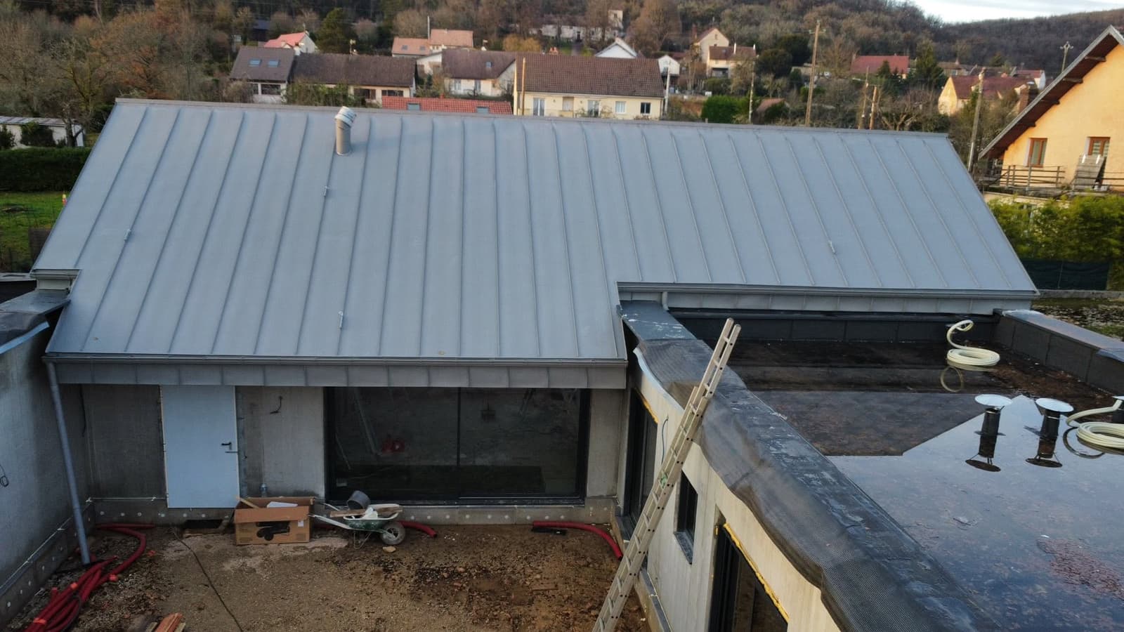 Toiture zinc joint debout quartz à Lantenay, par MS Couverture Zinguerie, vue 8 sur 11