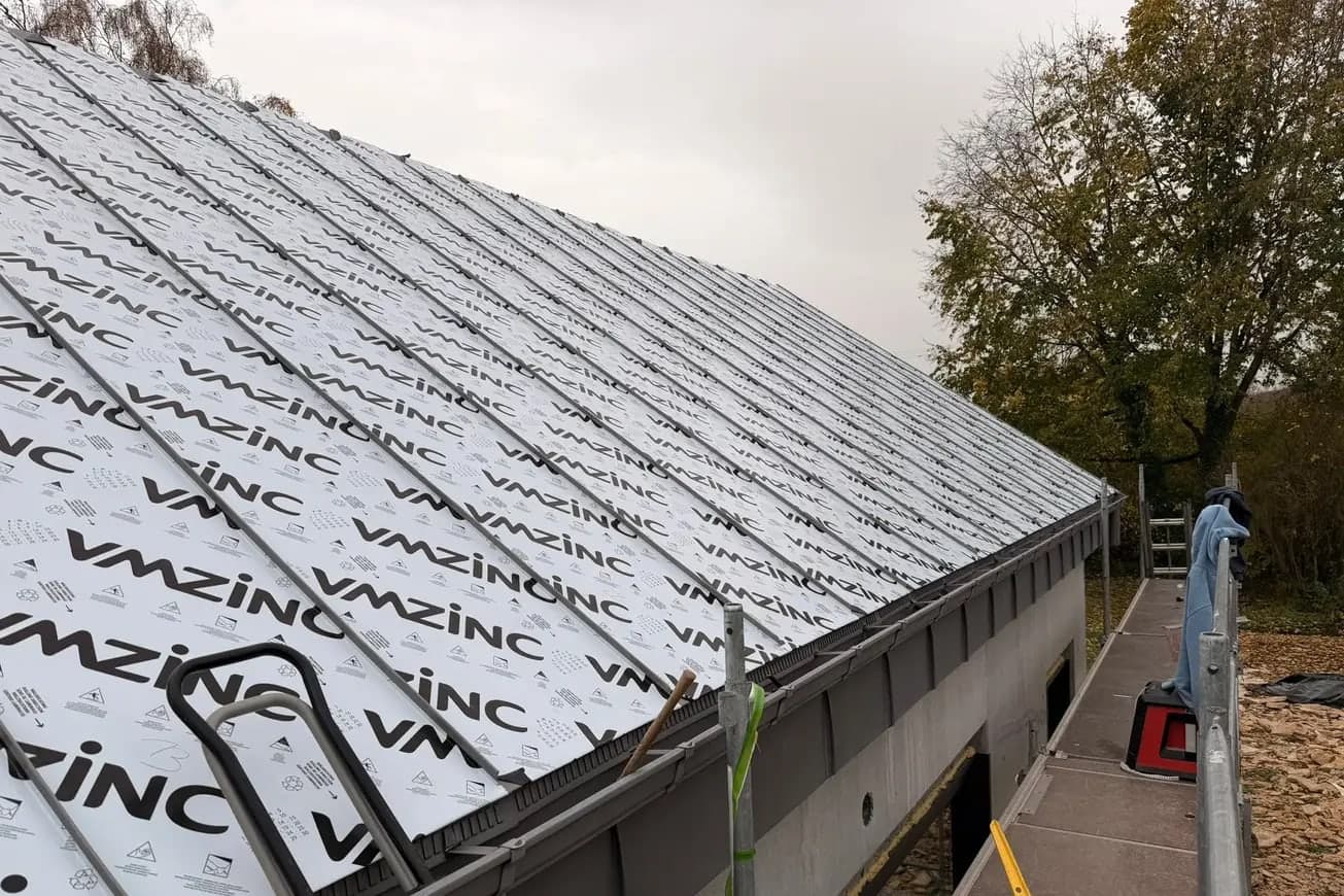 Toiture zinc joint debout quartz à Lantenay, par MS Couverture Zinguerie, vue 11 sur 11