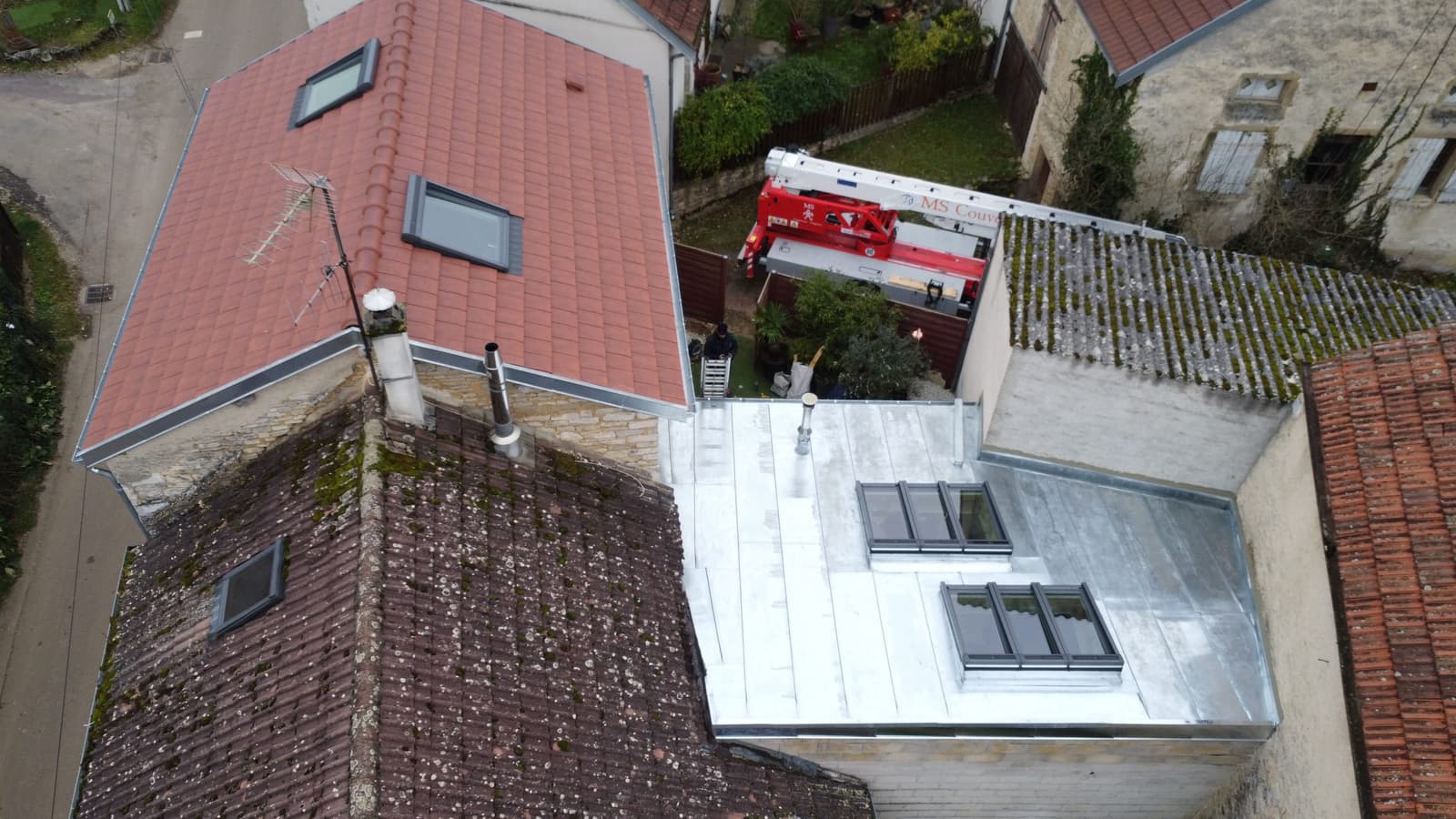 Deux ensembles de trois fenêtres de toit posés dans une toiture en zinc joint debout par MS Couverture Zinguerie