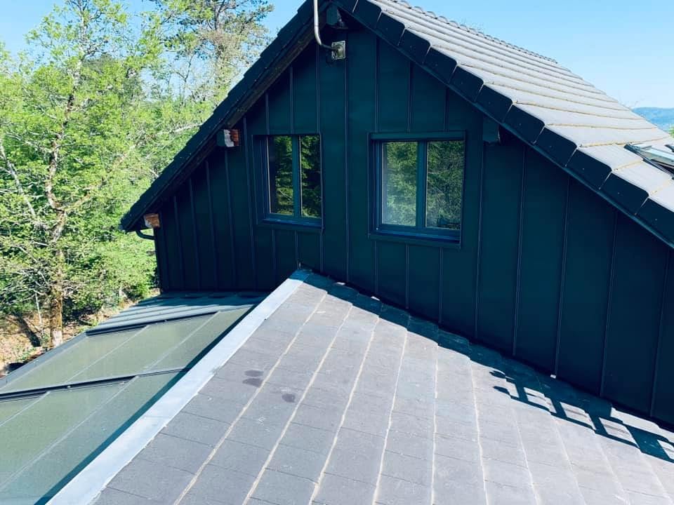 Bardage en zinc anthracite à Gissey-sur-Ouche, par MS Couverture Zinguerie, vue 1 sur 7