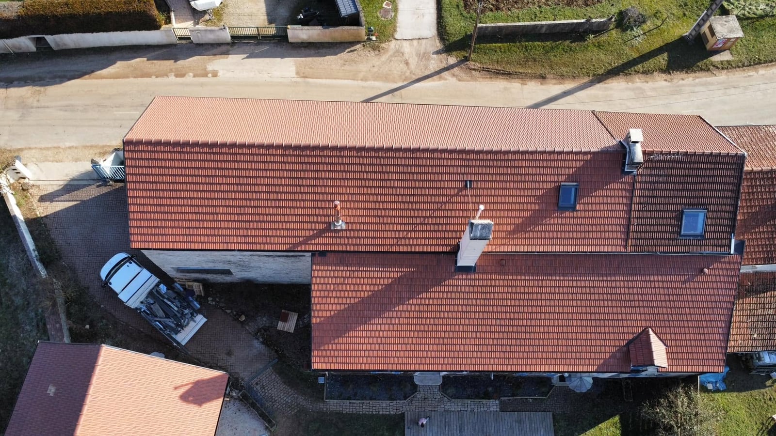 Réfection de toiture d’une maison et d’une grange à Pasques, par MS Couverture Zinguerie, vue 1 sur 9
