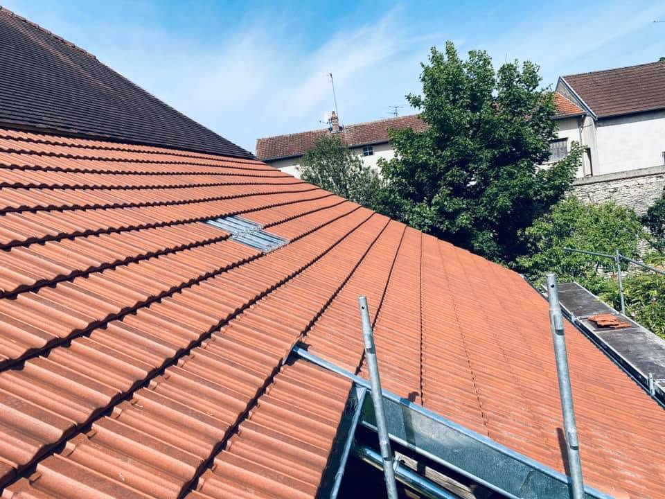 Rénovation de toiture en tuile Côte de Beaune à Ahuy, par MS Couverture Zinguerie, vue 1 sur 7