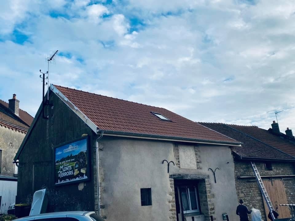 Rénovation de toiture en tuile Côte de Beaune à Sombernon, par MS Couverture Zinguerie, vue 1 sur 9