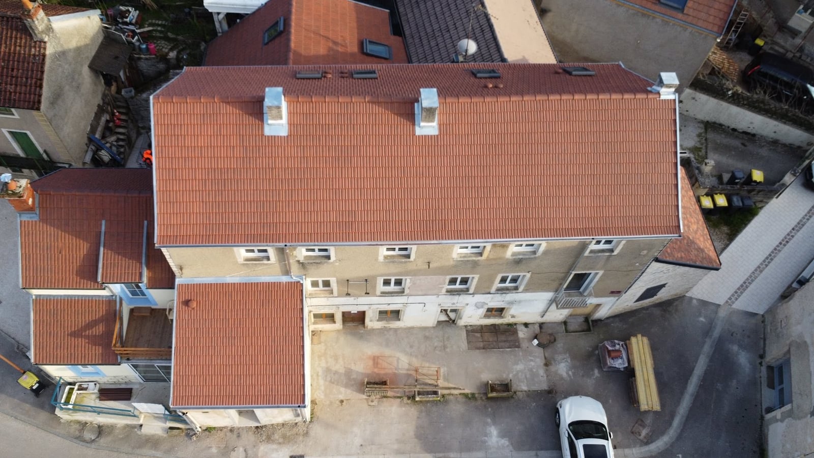 Rénovation de toiture en tuile Côte de Nuits à Fleurey-sur-Ouche, par MS Couverture Zinguerie, vue 1 sur 9