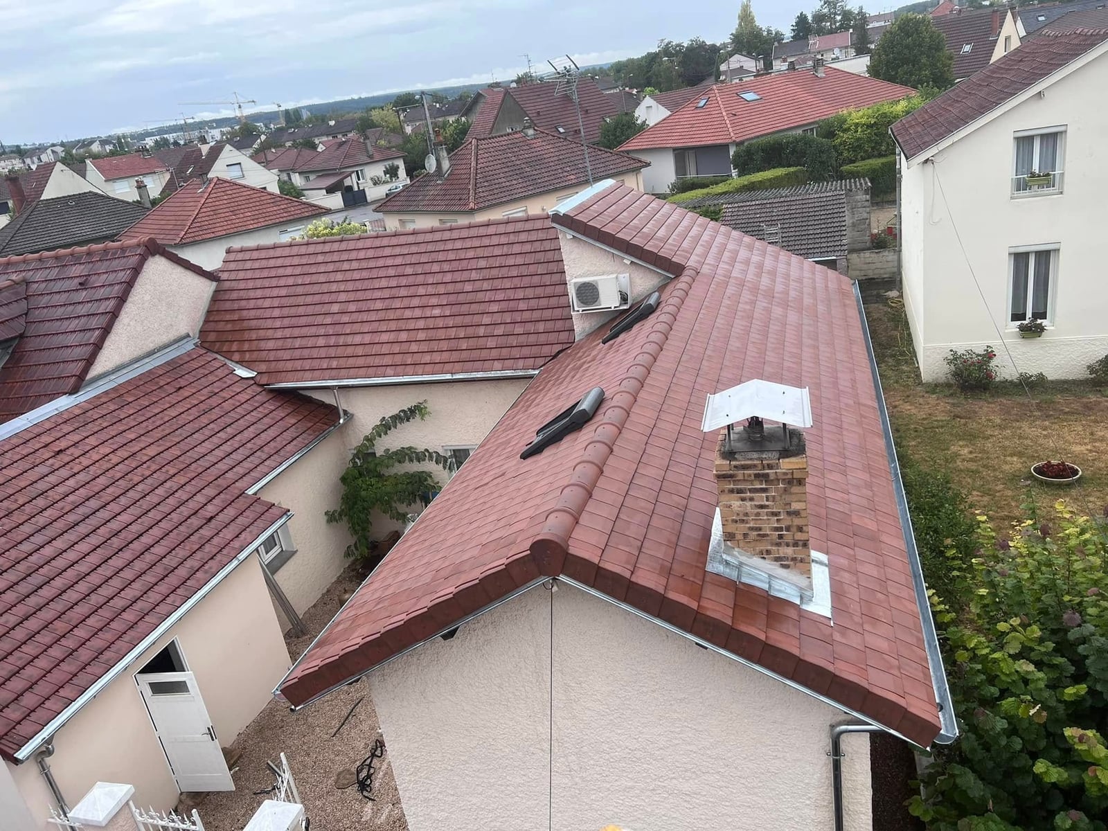 Rénovation de toiture en tuile Giverny à Dijon, par MS Couverture Zinguerie, vue 1 sur 6