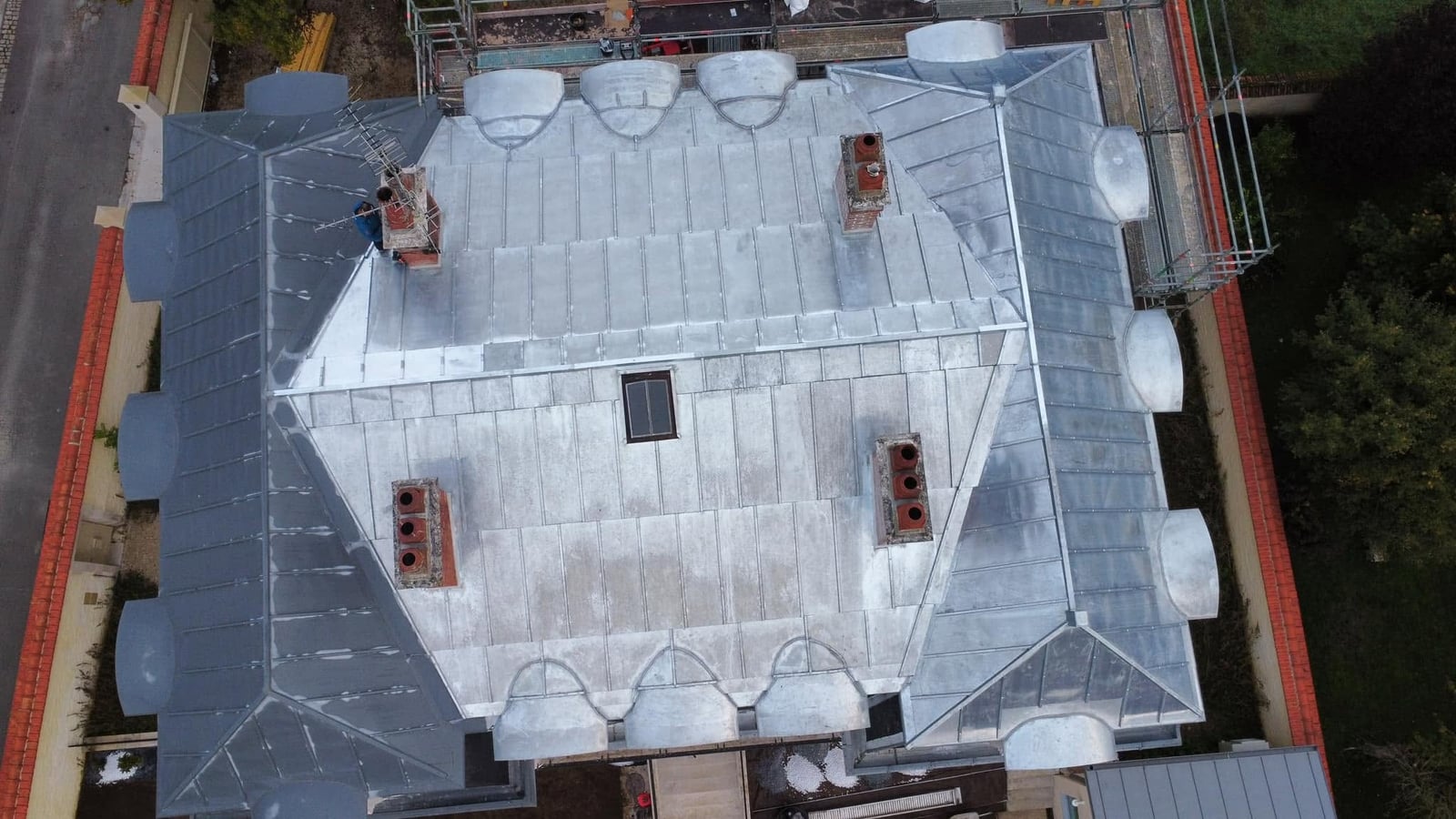 Toiture de la Caisse d’Épargne de Châtillon-sur-Seine, par MS Couverture Zinguerie, vue 1 sur 11