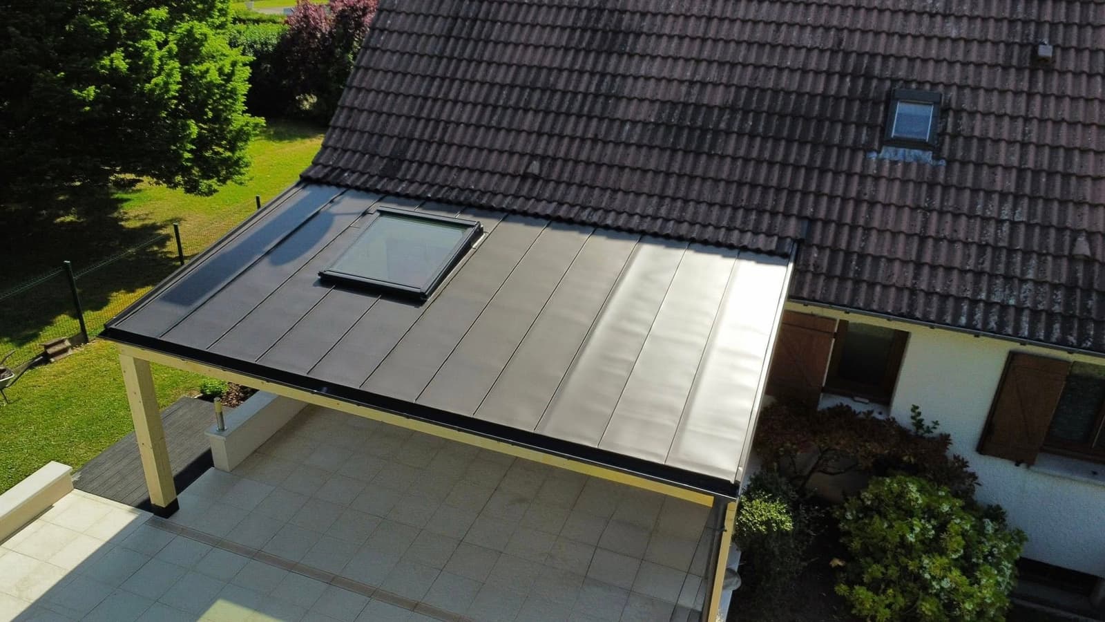 Pergola en zinc joint debout anthracite à Chablis