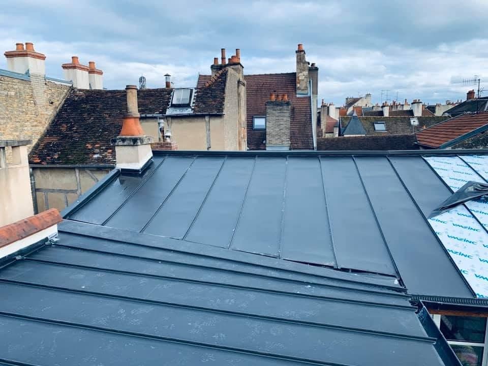 Toiture joint debout anthracite en centre-ville de Dijon